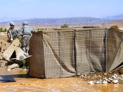 A Cora leva-te a visitar a oficina de barreiras defensivas.