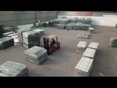 A barreira defensiva é transportada em contentores.