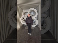 Arame farpado de barbear transportado num contentor