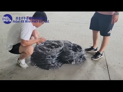 Obstáculo de arame de baixa visibilidade  Tanque de defesa do campo de batalha avançando sobre malha de arame de ferro