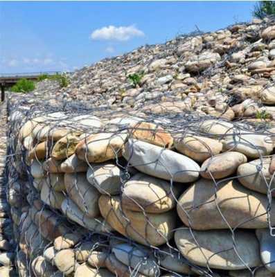 Gaiola de pedra de gabião usada para diminuir a velocidade do escoamento concentrado