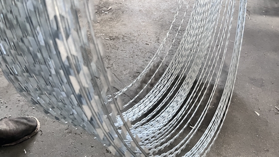 Cercas de arame farpado galvanizado proteção de aço arame 500 metros lâmina de barbear galvanizado única barbear