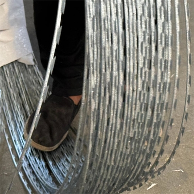 Venda a retalho BTO-10 Razor Barbed Wire High Tensile Rolls For Secure Enclosures Painel de vedação de arame farpado