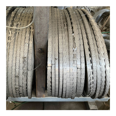 2.5mm Diâmetro Galvanizado Razor Barbed Wire Fence Segurança Soldado de aço de malha com Barbs