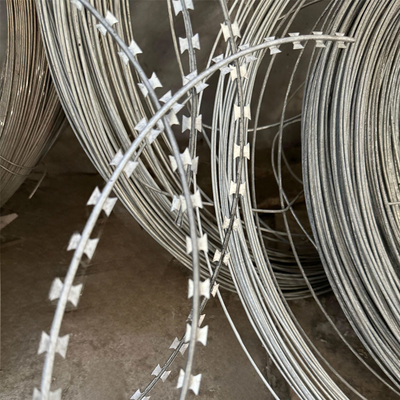 2.5mm Diâmetro Galvanizado Razor Barbed Wire Fence Segurança Soldado de aço de malha com Barbs