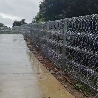 2.5mm Diâmetro Galvanizado Razor Barbed Wire Fence Segurança Soldado de aço de malha com Barbs