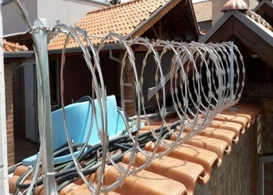 Arame farpado revestido de plástico para vedação de segurança