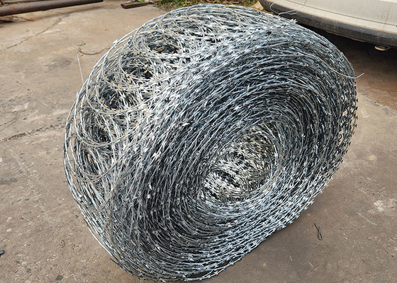 Cordas de espinhos galvanizadas Barbeador Cercas de arame da prisão Cercas anti-escalada