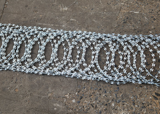 Cordas de espinhos galvanizadas Barbeador Cercas de arame da prisão Cercas anti-escalada