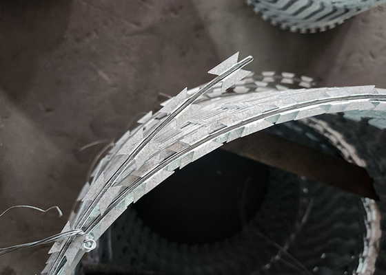 2024 KN Proteção de vedação Razor Barbed Wire Mesh 2.5mm No Quênia África do Sul Zimbabwe