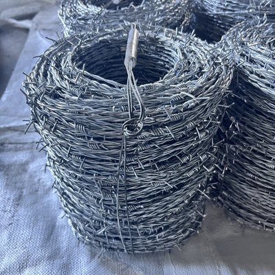 Arame farpado galvanizado preço do arame farpado galvanizado 250m por rolo rede holandesa de metal guarda-corpo caixa de arame farpado tbar ferramenta de alongamento para arame farpado Certificado CE