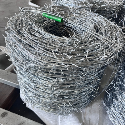 Fábrica Hot Dip Galvanized Barbed Wire For Mesh Security Fencing 12,5 Gauge 18 Gauge PVC revestido de ferro Barbed Wire