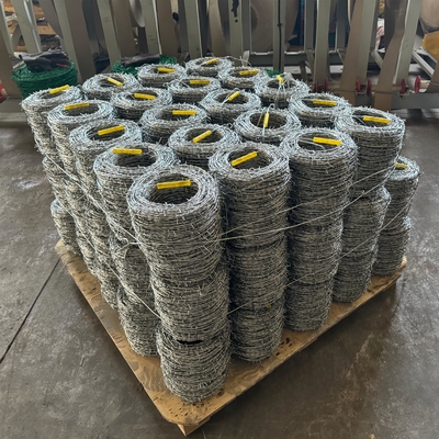 vedação metálica com arame farpado linha de transmissão de arame farpado único arame farpado arame farpado anti-escalada preço de arame farpado de alta resistência