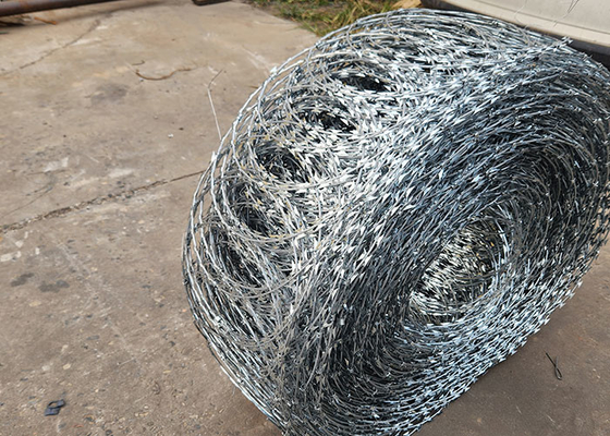 Fábrica de Produção resistente à ferrugem Razor Fencing Wire Concertina Barbed Wire Coil
