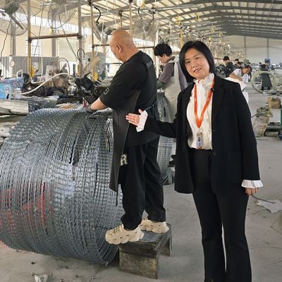 Cerca de segurança com arame farpado e lâminas de barbear BTO-16 galvanizado a quente da Ucrânia