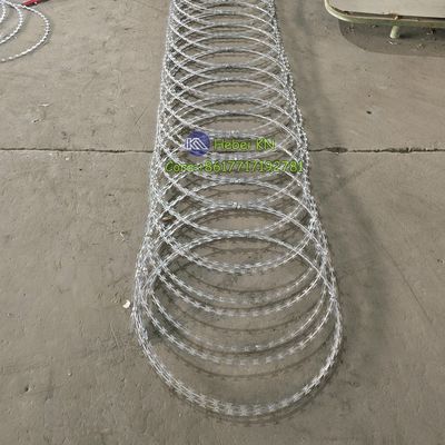 Fábrica por atacado Bto-22 Concertina galvanizado mergulhado a quente 0.5mm Barbed Wire Razor para estradas rodoviárias barreiras de segurança ao lado da estrada