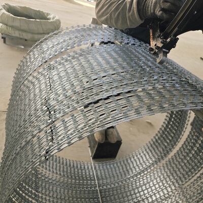 Arame farpado BTO-22 galvanizado a quente para cercas de alta segurança