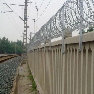 Arame farpado galvanizado de alta resistência tipo cruzado Concertina Blade Wire para proteção do perímetro da prisão de fronteira