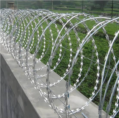 Preço da fábrica Razor Barbed Wire Roll Sharp Concertina Blade Wire Anti-roubo Segurança Cercas Rede de arame farpado para venda